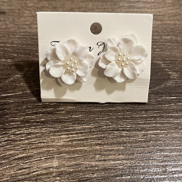 NWT PEARL EARRINGS - Picture 2 of 4
